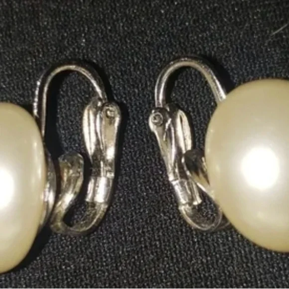 Vintage Trifari Clip Single Pearl Earrings - Picture 3 of 5